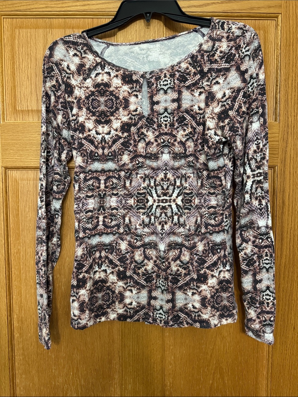 Jennifer Lopez Women’s Patterned Long-Sleeve Scoop Neck Keyhole Top - Brown/Pink